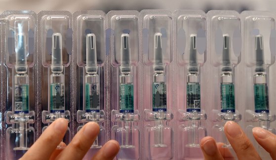 22일 경기 수원의 한 병원에서 의료진이 시민들게 접종할 백신을 준비하고 있다. 뉴시스