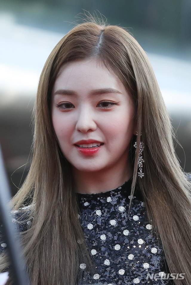 【서울=뉴시스】조수정 기자 = 2018 대한민국 대중문화예술상 시상식이 열린 24일 오후 서울 송파구 방이동 올림픽공원 올림픽홀에서 문화체육관광부 장관 표창을 수장한 그룹 레드벨벳 아이린이 레드카펫을 입장하고 있다.  2018.10.24. chocrystal@newsis.com