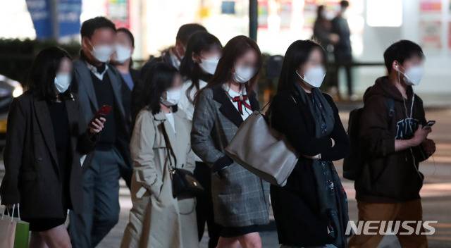 [서울=뉴시스] 고범준 기자 = 지난 22일 오후 서울 종로구 세종대로 사거리에서 시민들이 퇴근길 발걸음을 옮기고 있다. 기상청은 오늘 오후 11시부터 경기와 강원 일부지역에 한파 주의보를 발효한다고 밝혔다. 2020.10.22. bjko@newsis.com