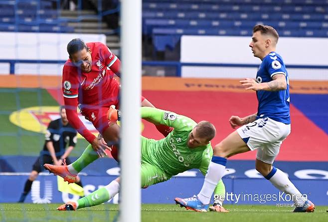 지난 17일(한국시간) 영국 구디슨 파크에서 열린 에버튼과 리버풀의 2020-2021시즌 잉글랜드 프리미어리그(EPL) 경기에서 버질 반다이크가 조던 픽포드와 충돌해 넘어지고 있다. 게티이미지코리아