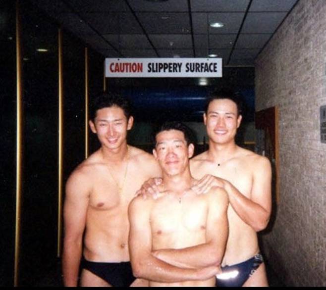 ▲ 국가대표 시절 미국에서 열린 세계대회에 참가했다가 팬티만 입고 동기들끼리 기념 사진을 찍었다. 고려대 박용택, 연세대 조용준, 건국대 유재웅(왼쪽부터). 세 명은 2002년 각각 LG 트윈스, 현대 유니콘스, 두산 베어스 유니폼을 입었다. ⓒ박용택 제공