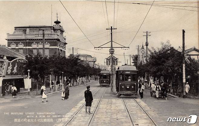 일제강점기에 평양의 중심부에 조성된 일본인 거리 야마토마치(大和町)의 모습. 일본식 건물이 들어서고, 전차선이 부설되면서 전통가옥과 평양성의 성곽들이 많이 허물어졌다. (미디어한국학 제공) 2020.10.24.© 뉴스1
