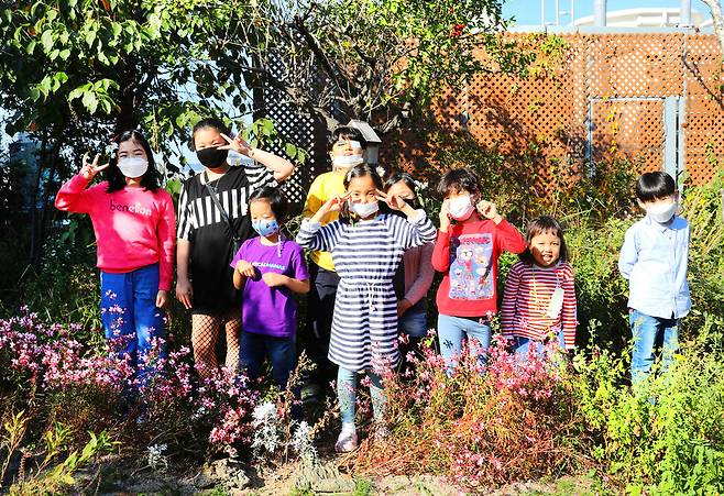 초등학교에 다니는 7명의 아이들이 9일 오후 서울 마포구 공덕동 한겨레신문사에서 코로나19로 달라진 생활을 이야기하다가 잠시 옥상정원에서 쉬고 있다. 사진 속 두리(왼쪽 셋째)와 나연(오른쪽 둘째)은 엄마를 따라온 미취학 어린이다. 사진 장철규 선임기자 chang21@hani.co.kr