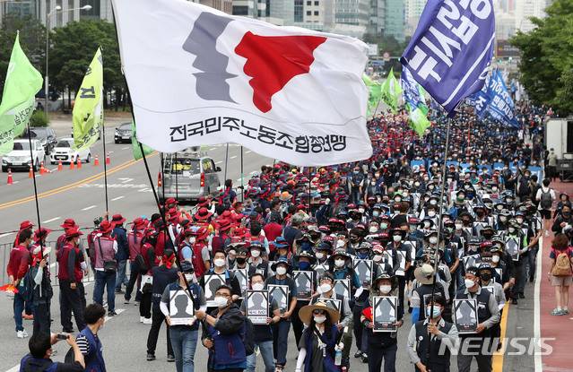 [서울=뉴시스]홍효식 기자 = 민주노총 조합원들이 10일 서울 영등포구 여의대로에서 열린 중대재해기업 처벌법 우선 입법 촉구 민주노총 결의대회를 마친 뒤 더불어민주당 당사로 행진하고 있다. 2020.06.10. yesphoto@newsis.com