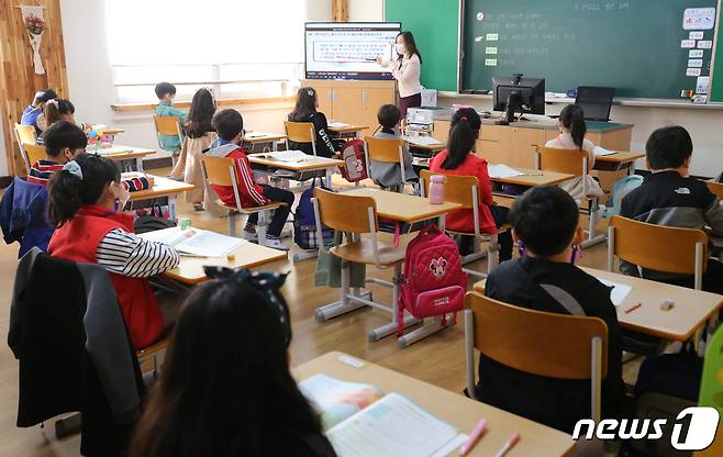대전 중구 한 초등학교 2학년 교실에서 학생들이 수업을 듣고 있다.2020.10.20/뉴스1 © News1 김기태 기자