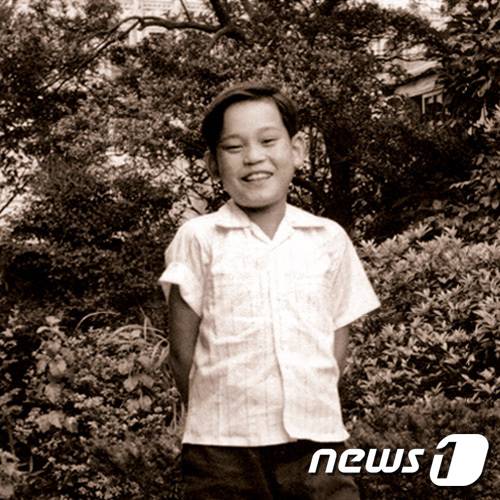 환하게 웃고 있는 이건희 회장의 유년 모습. (삼성전자 제공)2020.10.25/뉴스1