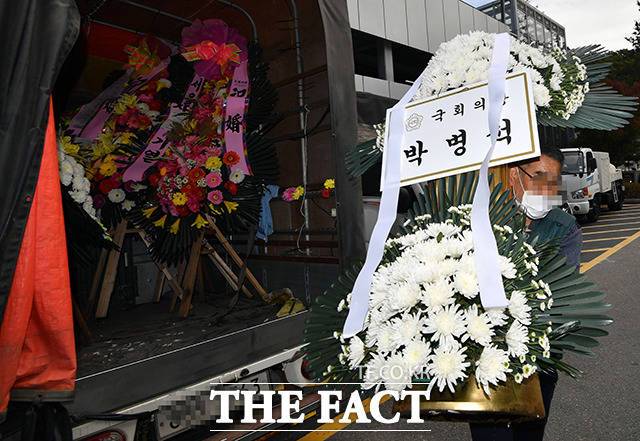 이건희 삼성그룹 회장이 별세한 25일 서울 강남구 삼성서울병원 장례식장에 박병석 국회의장이 보낸 근조화환이 도착하고 있다. / 배정한 기자