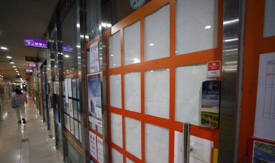 서울과 수도권을 넘어 아파트 전세대란이 전국적으로 확산되고 있다. 사진은 서울 잠실동 공인중개업소에 비어 있는 매물 정보란 모습.



연합뉴스
