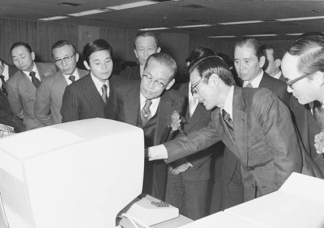 1976년 삼성그룹 전산실 개장식에서 이병철 회장과 설비를 둘러보는 이 회장(왼쪽 세번째). 연합뉴스