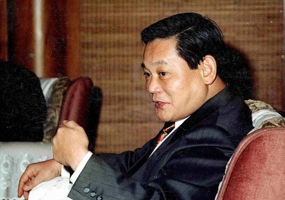 삼성계열사 사장단회의에서 21세기에 대비해 기술개발과 인재양성을 강조하고 있는 이건희 삼성전자 회장. (1993년)