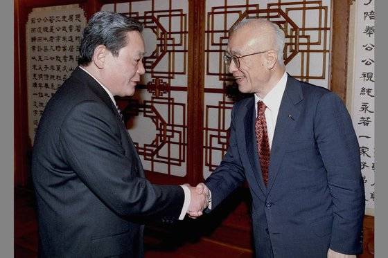 1999년 1월 21일 서울 한남동 이건희 삼성 회장의 자택 승지원에서 만난 이 회장과 김우중 대우 회장. 대우전자-삼성자동차 간 빅딜 성사를 위해 노력하기로 합의했지만, 빅딜은 결국 불발됐다. 사징 중앙포토