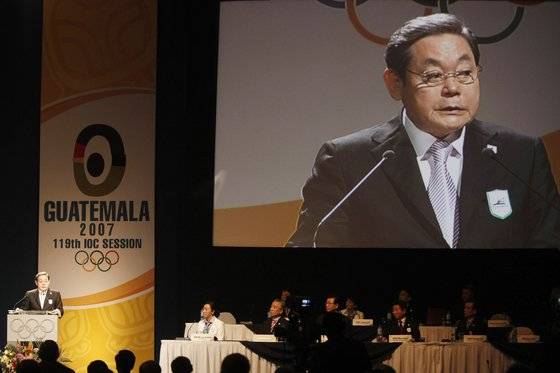 2007년 이건희 IOC위원이 2014 겨울올림픽 개최지 투표를 앞두고 과테말라시티에서 열린 프레젠테이션에서 평창의 개최 지지를 호소하고 있다. 당시 평창은 유치에 실패했고, 2018년 유치에 성공했다. 사진 중앙포토