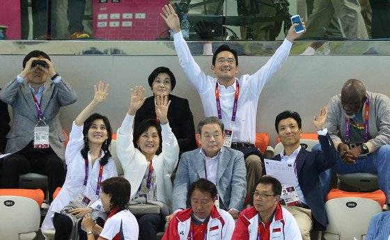 2012년 이건희 회장이 장녀 이부진 호텔신라 사장, 이재용 사장 등 가족과 런던올림픽 남자 자유형 400ｍ 결승을 참관하기 위해 수영장을 찾았다. 사진 올림픽사진공동취재단