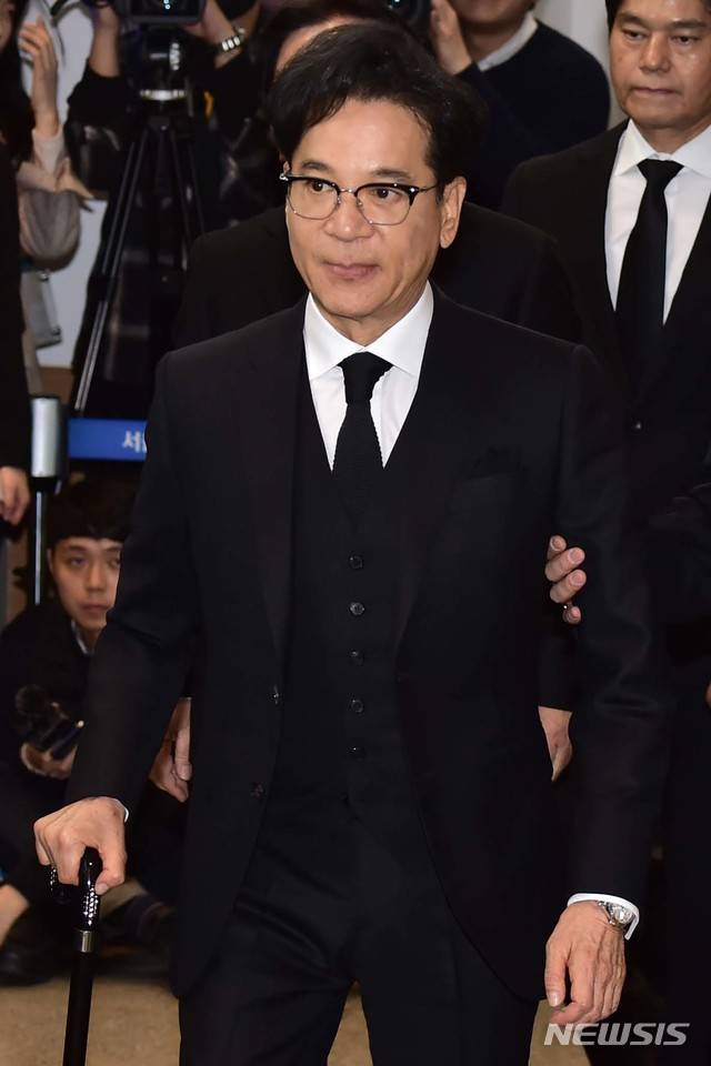 [서울=뉴시스]전신 기자 = 이재현 CJ그룹 회장이 20일 서울 송파구 올림픽로 서울아산병원에 마련된 신격호 롯데그룹 명예회장의 빈소로 들어서고 있다. 2020.01.20. photo@newsis.com