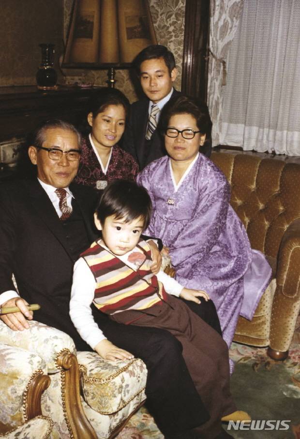 [서울=뉴시스]박주성 기자 = 이건희 삼성그룹 회장이 25일 별세했다. 향년 78세. 이건희 회장은 1942년 1월9일 대구에서 고 호암 이병철 삼성그룹 창업주의 셋째 아들로 태어나 이병철 회장이 타계한 이후 1987년 12월 삼성그룹 회장 자리에 올랐다. 이후 반도체 사업 등을 잇달아 성공시키며 글로벌 무대에선 다소 뒤처지던 삼성전자를 명실상부한 세계 초일류 기업으로 키워냈다. 사진은 1972년 장충동 자택에서 아버지 이병철 창업주와 함께 찍은 가족사진. (사진=삼성전자 제공). 2020.10.25.  photo@newsis.com