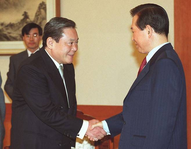 2001년 5월 12일 청와대에서 김대중 전 대통령과 악수하는 이건희 회장. (사진=연합뉴스)