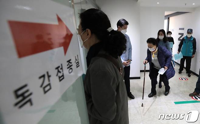 정부가 만 62~69세를 대상으로 인플루엔자(독감) 백신 무료접종을 시작한 26일 서울 강서구 한국건강관리협회 서울서부지부에서 어르신들이 접종을 위해 줄을 서고 있다. 2020.10.26/뉴스1 © News1 이성철 기자