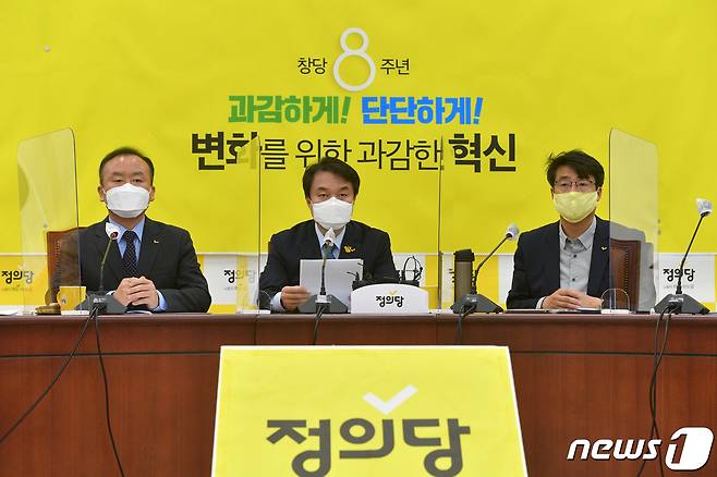 김종철 정의당 대표가 26일 서울 여의도 국회에서 열린 대표단회의에 참석, 모두발언을 하고 있다.2020.10.26/뉴스1 © News1 박세연 기자