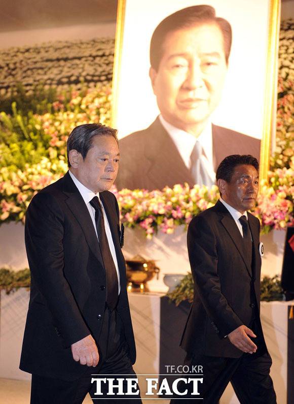 김대중 대통령 빈소 방문한 이건희 회장(왼쪽). /더팩트DB