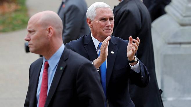 펜스 부통령과 부통령 비서실장 마크 쇼트. (2019년 자료 사진) 쇼트는 최근 코로나19 확진 판정을 받았다