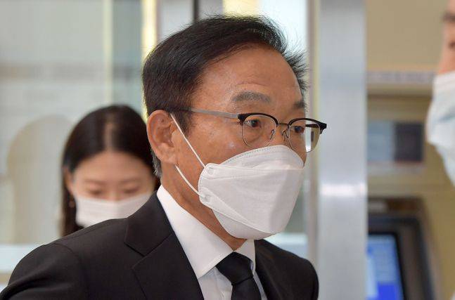 김기남 삼성전자 DS부문 부회장이 26일 오전 고 이건희 삼성전자 회장 빈소가 마련된 서울 강남구 서울삼성병원 장례식장에 들어서고 있다.ⓒ사진공동취재단