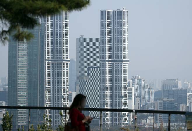 서울 성동구 응봉산에서 바라본 성동구 일대 아파트 전경. [연합]