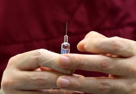 지난 13일 서울 양천구의 한 이비인후과 의원에서 의사가 독감 예방 접종을 준비하고 있다.연합뉴스