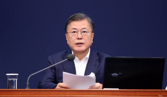 문재인 대통령이 26일 오후 청와대 여민관에서 열린 수석?보좌관회의에 참석해 발언하고 있다. 2020. 10. 26 도준석 기자pado@seoul.co.kr