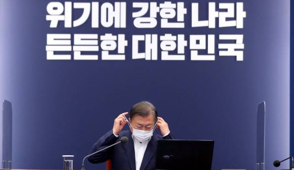 문재인 대통령이 26일 오후 청와대 여민관에서 열린 수석?보좌관회의에 참석해 마스크를 벗고 있다. 2020. 10. 26 도준석 기자pado@seoul.co.kr