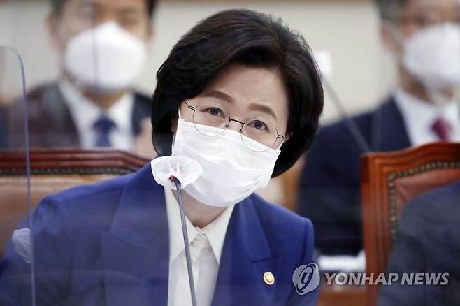 답변하는 추미애 장관 (서울=연합뉴스) 안정원 기자 = 추미애 법무부 장관이 26일 오전 서울 여의도 국회에서 열린 법제사법위원회의 법무부, 대법원, 감사원, 헌법재판소, 법제처 종합감사에서 질의에 답하고 있다. 2020.10.26 jeong@yna.co.kr