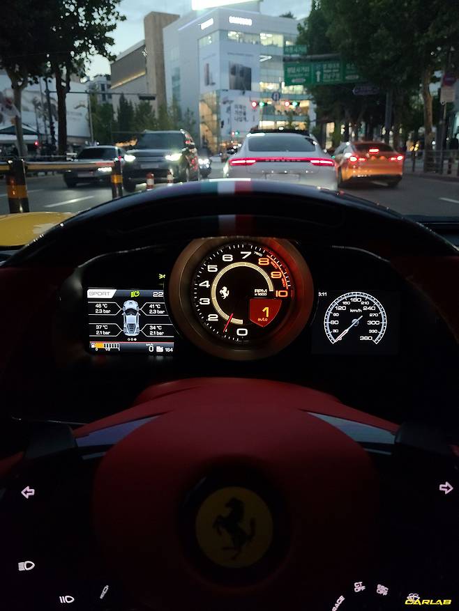 F8을 타고있으니 앞에 선 포르쉐가 부럽지도, 막히는 길이 지루하지도(?) 않았다