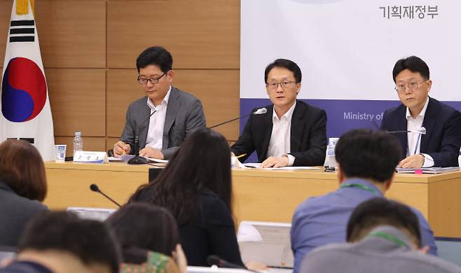 임재현(가운데) 기획재정부 세제실장이 지난 6월 24일 세종시 정부세종청사에서 ‘금융세제 선진화 추진 방향’을 브리핑하고 있다. 연합뉴스 제공