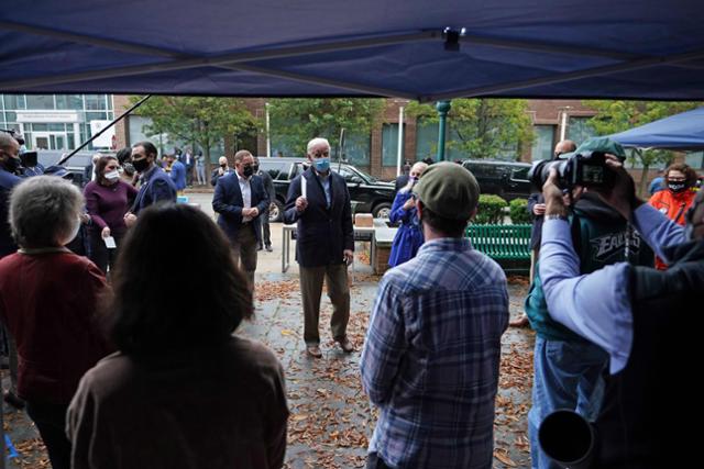 조 바이든(가운데 말 하는 이) 미국 민주당 대선후보가 26일 펜실베이니아주 체스터의 유권자 등록 센터를 방문해 연설하고 있다. 체스터=AFP 연합뉴스