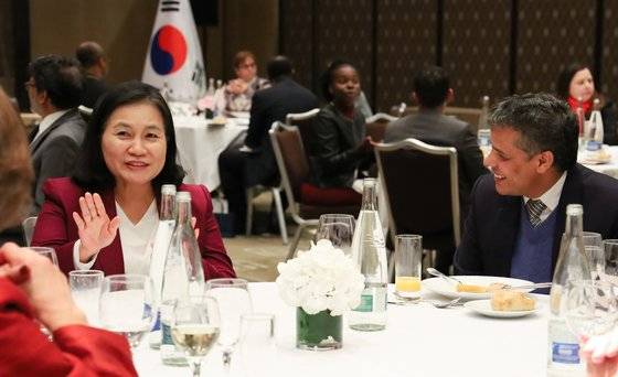 WTO 사무총장 선거 최종 라운드에 진출한 유명희 본부장이 지난 16일(현지시간) 스위스 제네바 인터콘티넨탈 호텔에서 제네바 주재 각국 대사들을 초청해 개최한 리셉션에서 참석자들과 대화하고 있다. [연합뉴스]