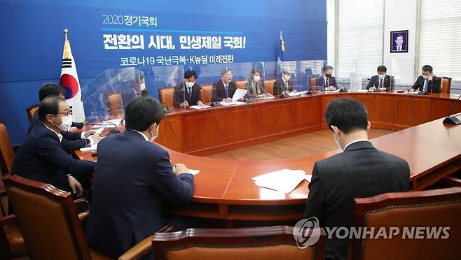 원내대책회의 주재하는 민주당 김태년 원내대표 (서울=연합뉴스) 안정원 기자 = 더불어민주당 김태년 원내대표가 27일 오전 서울 여의도 국회에서 열린 원내대책회의에서 발언하고 있다.2020.10.27 jeong@yna.co.kr