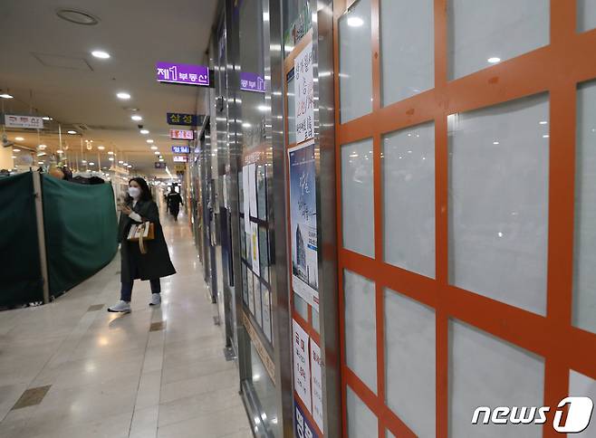 계약갱신청구권, 전·월세 상한제를 담은 새 주택임대차보호법이 지난 7월 말 시행된 후, ‘전세 대란’을 넘어 이제 월세 시장마저 들썩이고 있다. 서울 시내 한 부동산 공인중개업소의 모습.© News1 김진환 기자