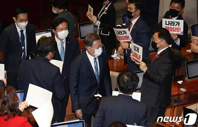 문재인 대통령이 28일 오전 서울 여의도 국회에서 사상 최대 규모로 편성된 2021년 예산안에 대한 시정연설을 마친 뒤, 국민의힘 의원들의 항의를 받으며 퇴장하고 있다. 2020.10.28/뉴스1 © News1 성동훈 기자