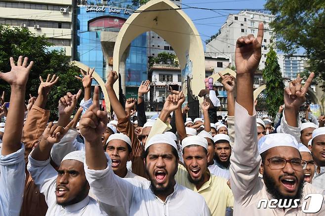 이슬람 모욕에 분노한 방글라데시인들이 프랑스 규탄 시위를 벌이고 있다. © AFP=뉴스1