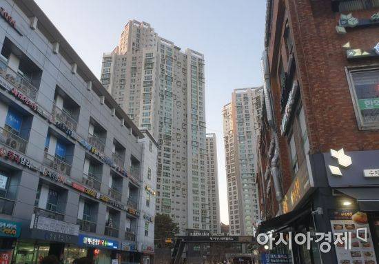 서울 대치동 래미안대치팰리스 아파트. 정부의 공시가격 현실화율 로드맵에 따르면 이 아파트 84㎡(전용면적)의 보유세 부담은 2025년까지 5.1배 뛸 전망이다. (사진=이춘희 기자)
