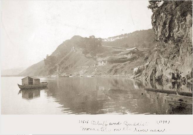 공주 공산성의 북문인 공북루 앞 금강에 나룻배가 떠있다.