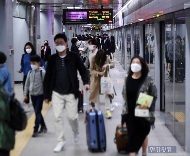 황금연휴를 하루 앞둔 29일 서울 9호선 김포공항역에서 승객들이 내리고 있다. 최혁 한경닷컴 기자 chokob@hankyug.com