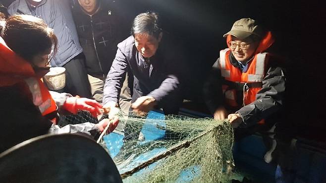 김동연 전 부총리가 전남 여수 안포리를 찾아 현지 어민들과 함께 전어잡이 체험을 하고 있다. [정혁훈 기자]