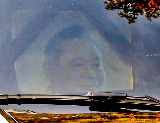 고(故) 이건희 삼성그룹 회장 발인식이 열린 28일 오전 서울 강남구 삼성서울병원 장례식장에서 고인의 운구차량 앞 조수석에 고인의 영정이 보이고 있다. [사진 = 공동취재단]