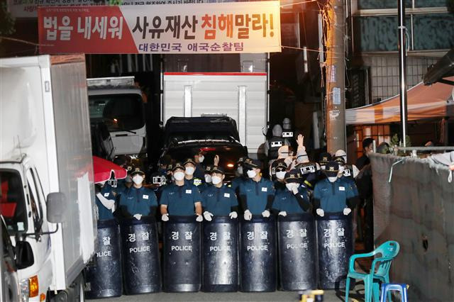 경찰, 사랑제일교회 압수수색 - (서울=뉴스1) 민경석 기자 = 21일 오후 서울 성북구 사랑제일교회 압수수색에 나선 경찰이 방역복 차림으로 좁은 진입로를 통해 교회로 향하고 있다. 2020.8.21/뉴스1