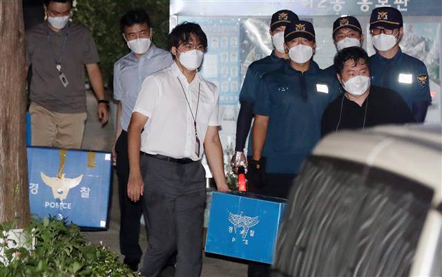 -  22일 새벽 서울 성북구 사랑제일교회 압수수색을 마친 경찰이 압수품을 차량에 옮겨 싣고 있다. 경찰은 교인 명단을 비롯해 광복절 집회 참석자 명단 등을 집중적으로 수색한 것으로 알려졌다. 2020.8.22뉴스1