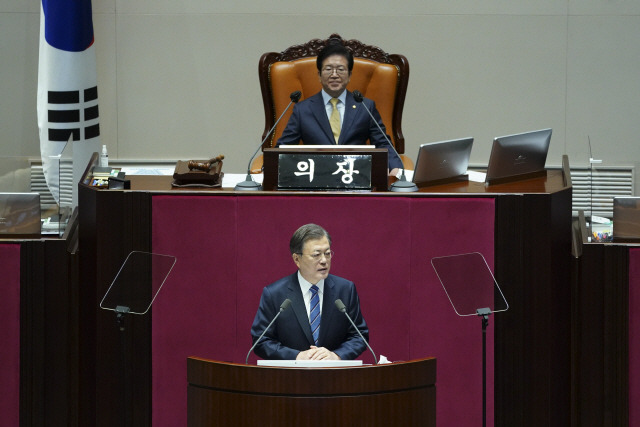 문재인 대통령이 28일 국회 본회의장에서 2021년도 예산안 시정연설을 하고 있다. /연합뉴스