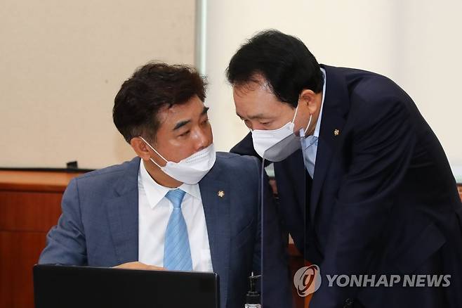 이야기하는 정무위 여야 간사 (서울=연합뉴스) 진성철 기자 = 12일 오전 국회에서 열린 정무위원회의 금융위원회 국정감사에서 김병욱 더불어민주당 간사(왼쪽)와 성일종 국민의힘 간사가 이야기하고 있다. 2020.10.12 zjin@yna.co.kr