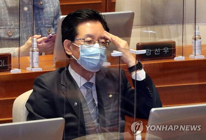 본회의장의 정정순 의원 (서울=연합뉴스) 진성철 기자 = 21대 총선 회계부정 의혹으로 체포동의안이 발의된 더불어민주당 정정순 의원이 28일 오전 서울 여의도 국회에서 열린 본회의에 참석해 있다. 2020.10.28 zjin@yna.co.kr