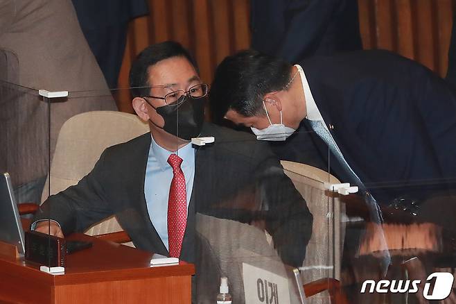 주호영 국민의힘 원내대표가 28일 오전 서울 여의도 국회에서 열린 본회의에서 주 원내대표가 문재인 대통령의 시정연설을 앞두고 사전환담에 참석하려다 의장실 앞에서 몸수색을 요구 받은 것에 대해 청와대 경호처 관계자가 사과하고 있다. 2020.10.28/뉴스1 © News1 성동훈 기자