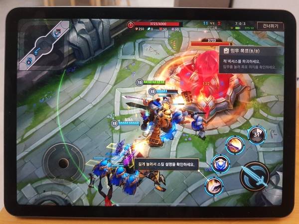 아이패드 에어4를 통해 게임 리그오브레전드를 플레이하는 모습. /이경탁 기자